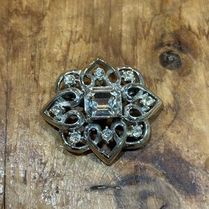 Gorgeous Vintage Small Silver Toned Sparkly Swirly Brooch